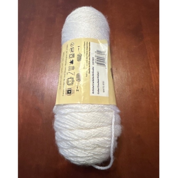 1 skein of yarn - White - Picture 2 of 4